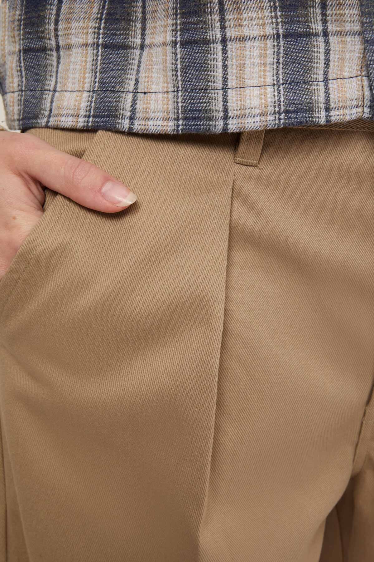 Pantaloni ampi con pinces