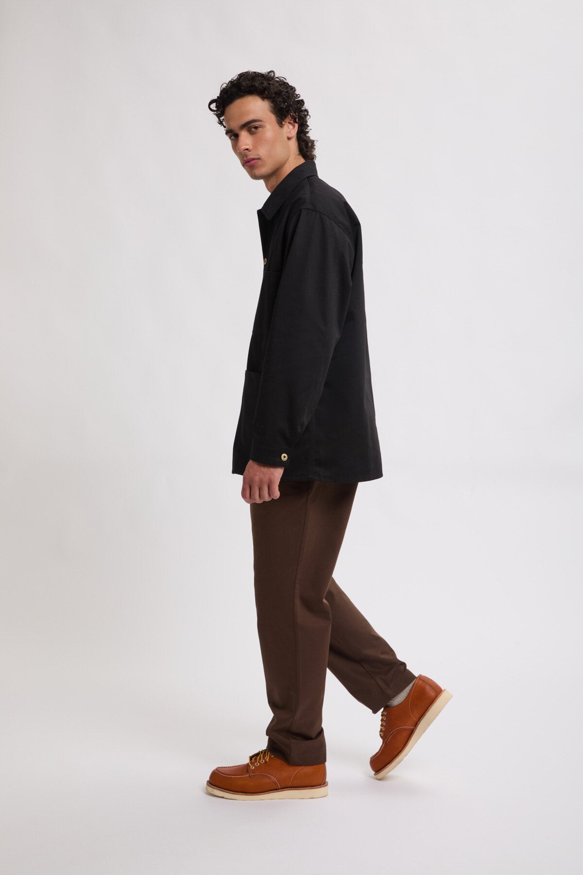 Pantaloni in twill con pinces e gamba affusolata
