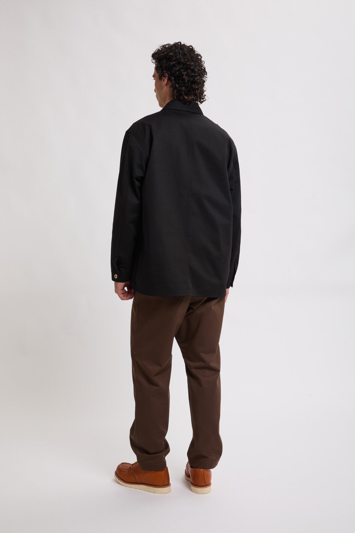Pantaloni in twill con pinces e gamba affusolata