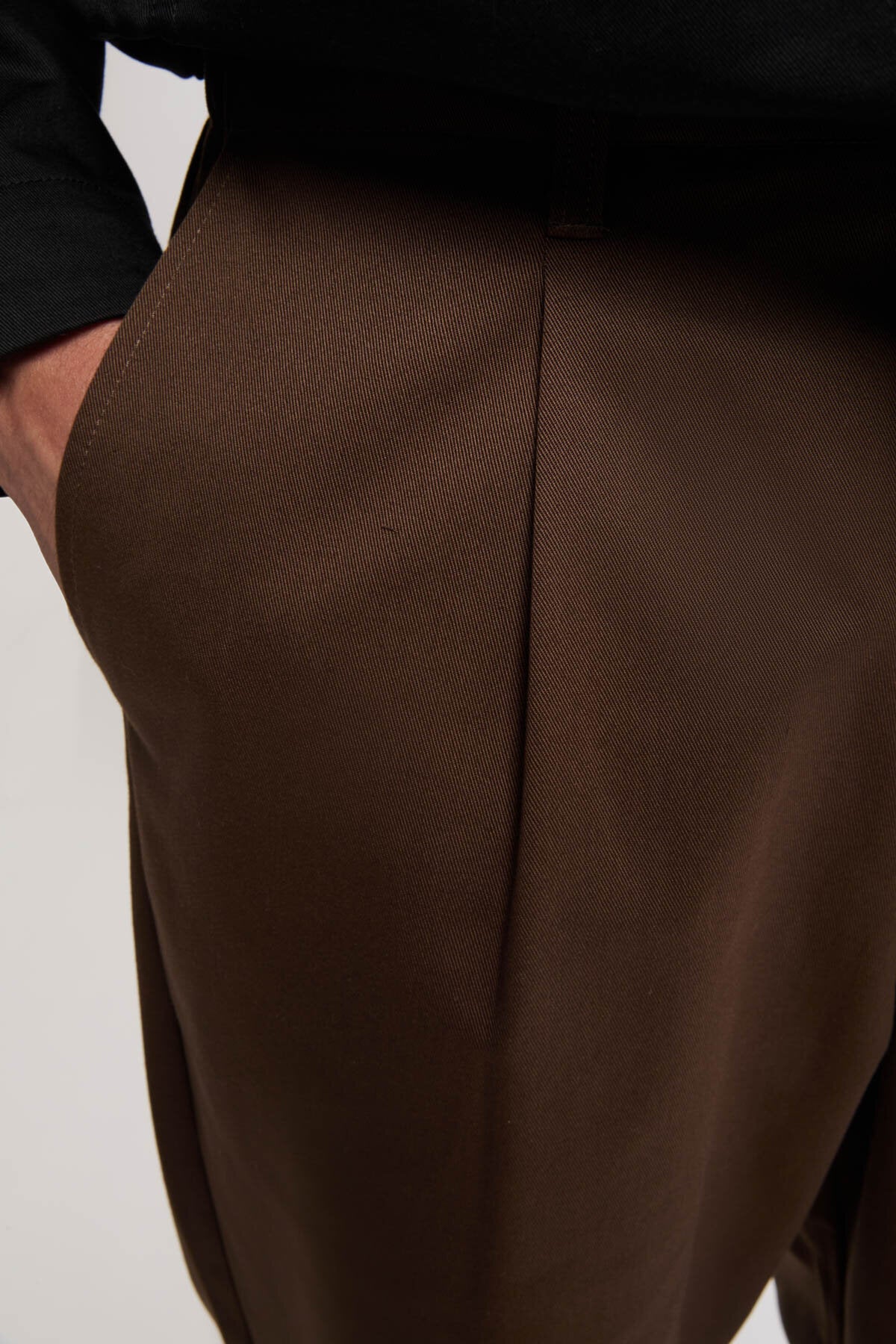 Pantaloni in twill con pinces e gamba affusolata