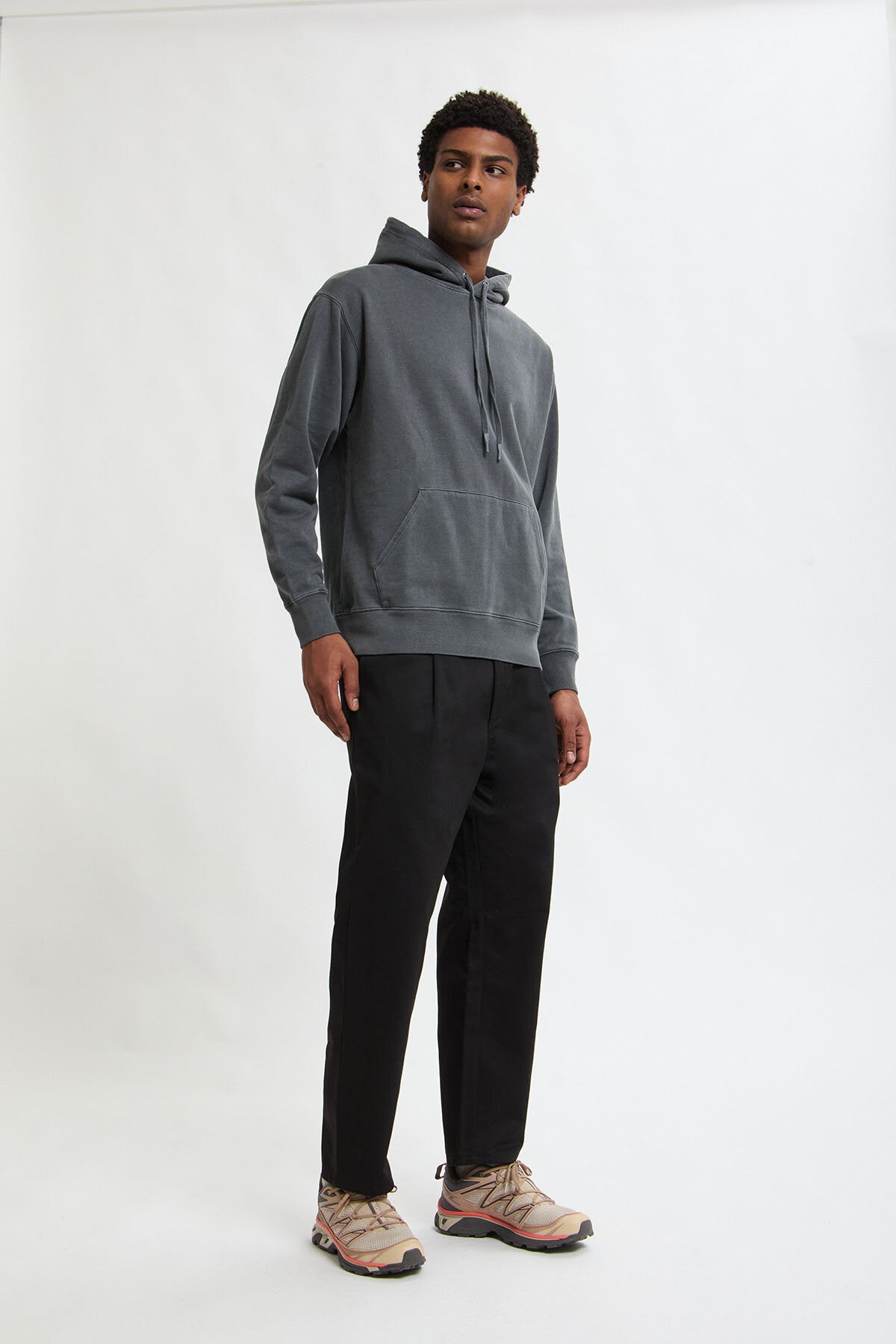Pantaloni in twill a vestibilità affusolata con piega interna