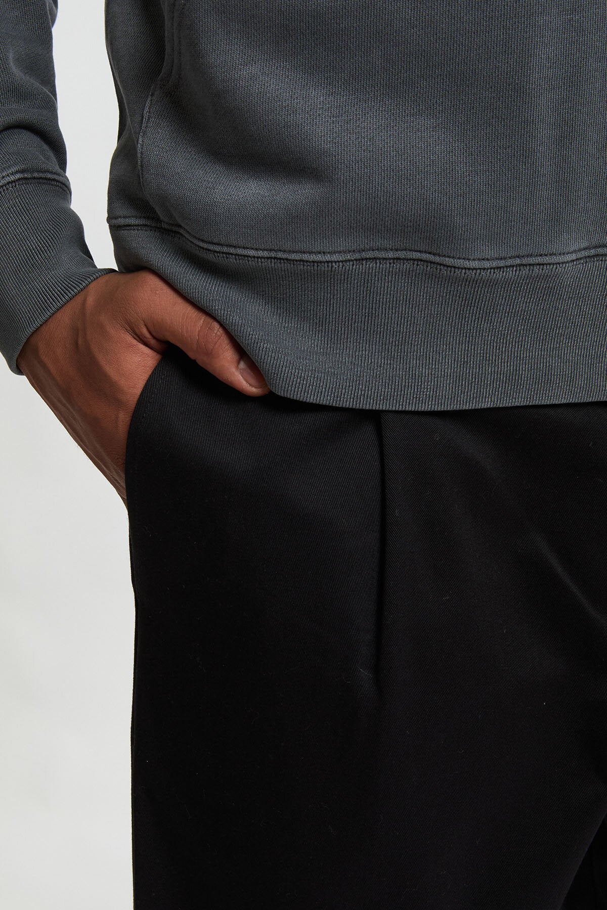 Pantaloni in twill a vestibilità affusolata con piega interna