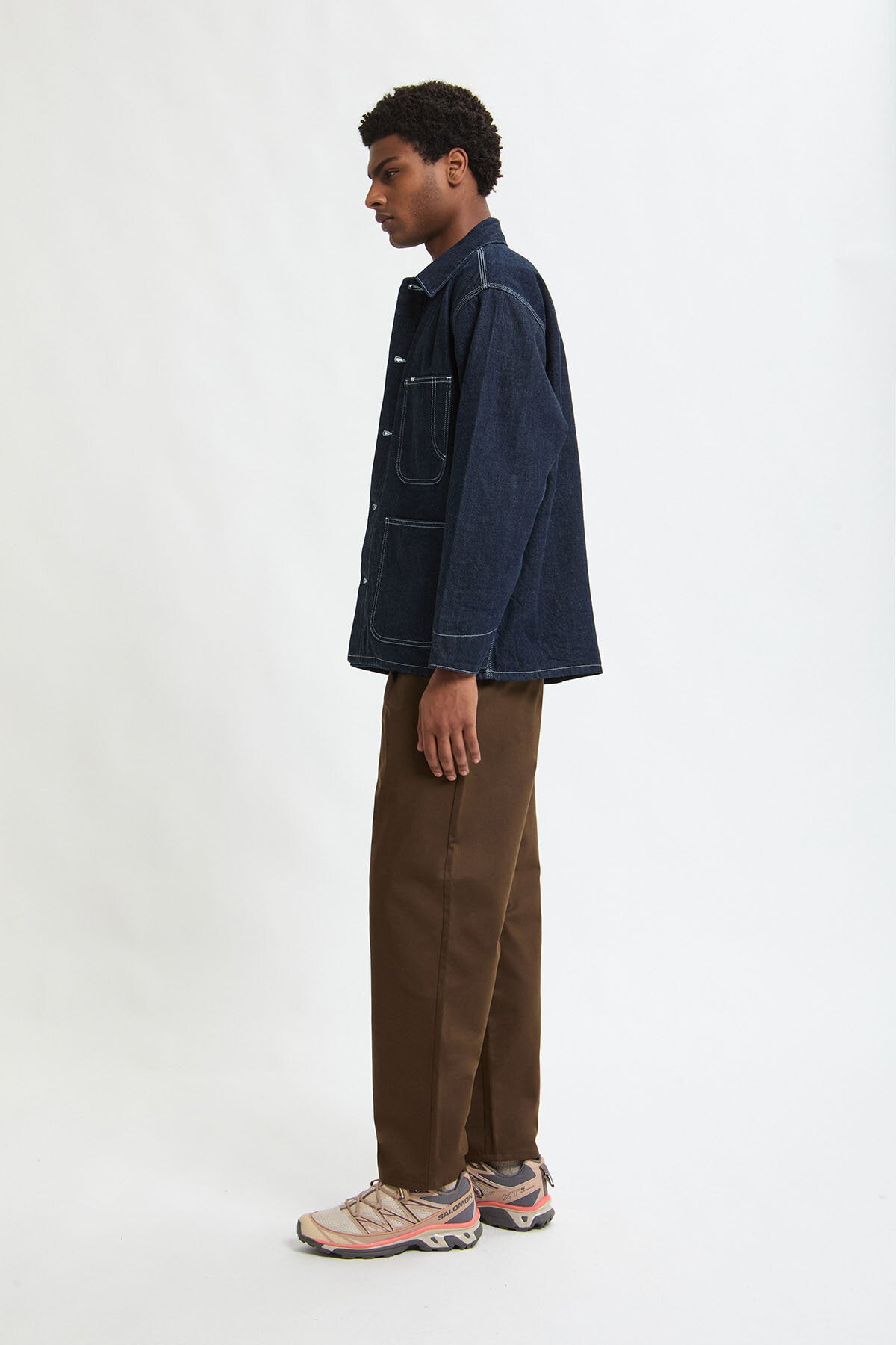 Pantaloni in twill a vestibilità affusolata con piega interna
