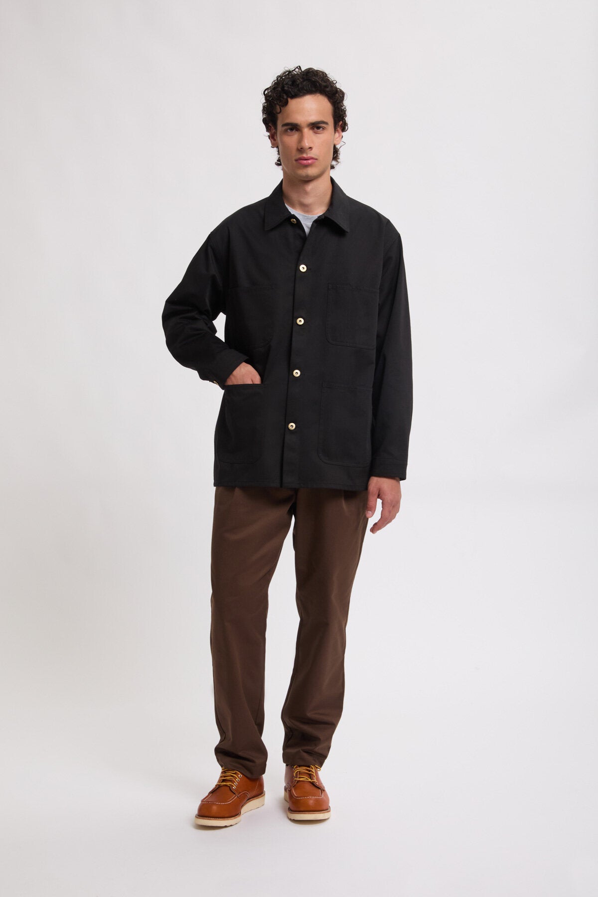 Pantaloni in twill con pinces e gamba affusolata