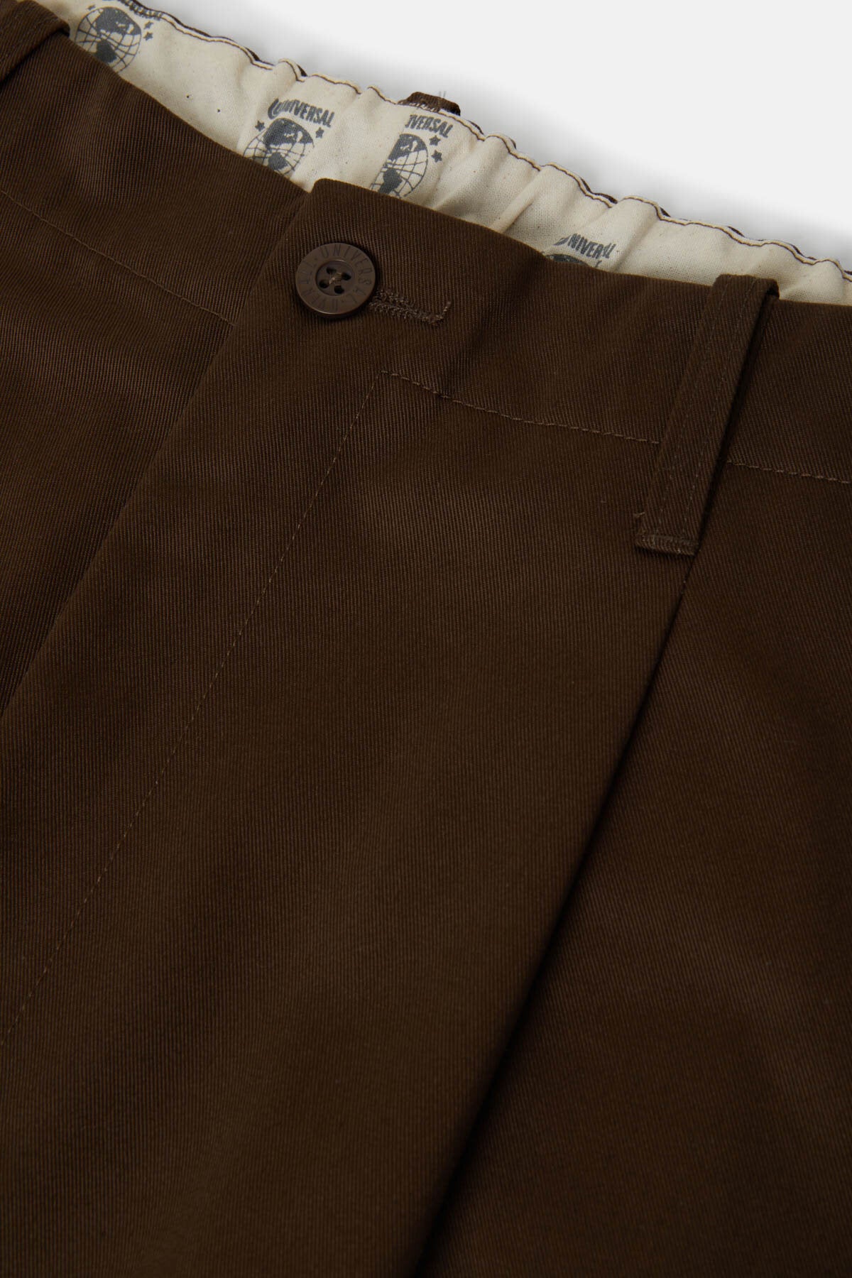Pantaloni in twill con pinces e gamba affusolata